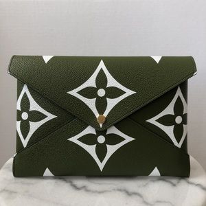 SOLD‼️ 🚨2019 COLLECTION🚨 Giant Monogram💚